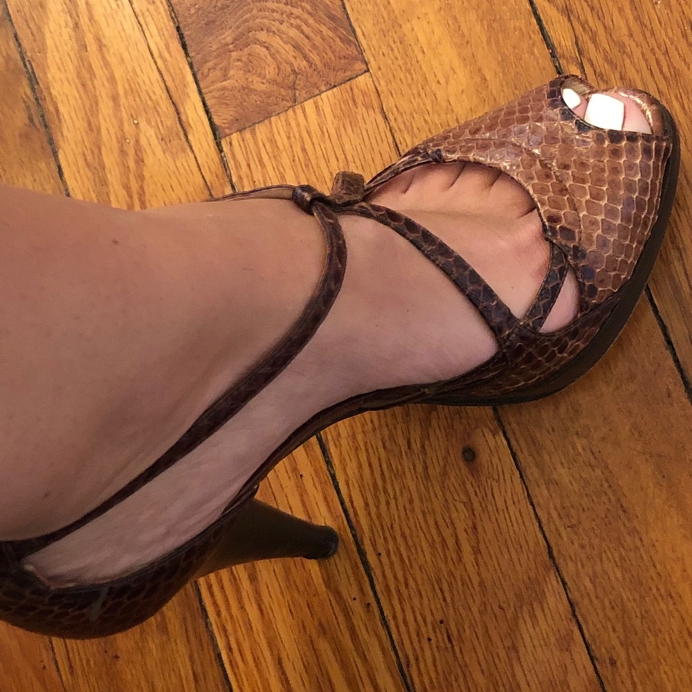 Oscar de la Renta Snakeskin Peep toe pump